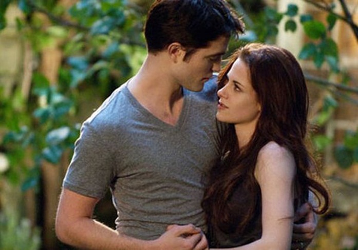 Robert Pattinson e Kristen Stewart em cena de Amanhecer - Parte 2